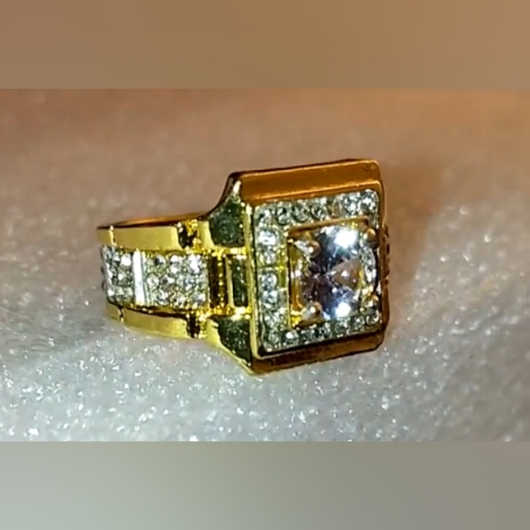 Iced out Hip-hop unisex ring size 7 gold plated with cubic zirconia stones - Picture 4 of 6